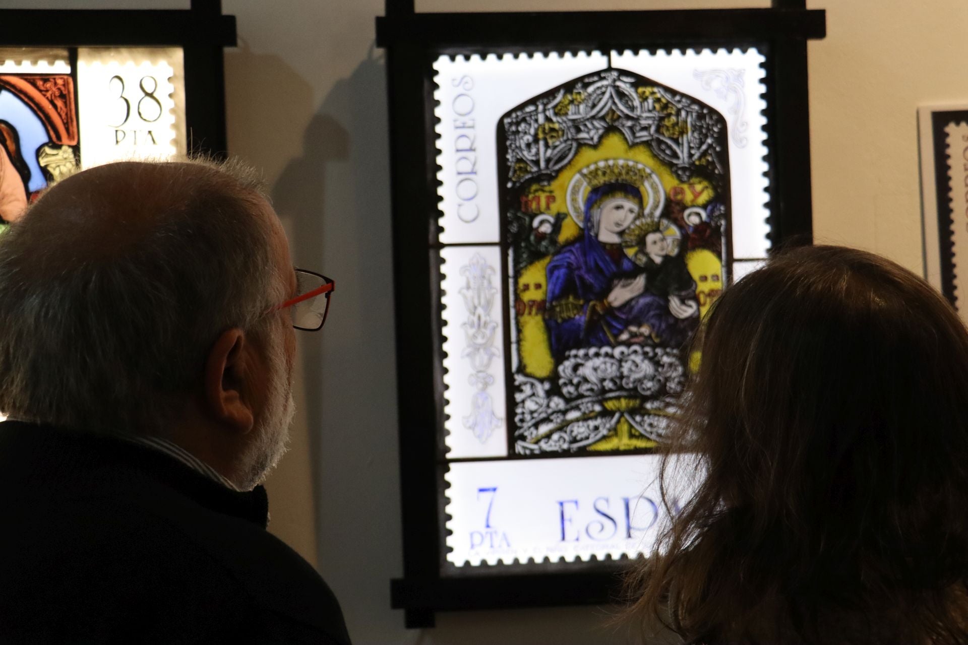 Las imágenes de la exposición del artista vidriero de León