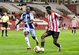 Acción del partido entre la Deportiva y la UD Logroñés.