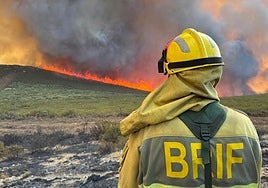 Un brigadista en uno de los incendios de este verano en León.
