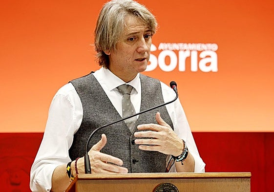 El Ayuntamiento de Soria renueva su convenio de cooperación con Cesefor. Asisten el alcalde Carlos Martínez y el director del centro, Pablo Sabín.