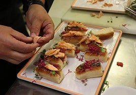 Elaboración de uno de los platos finalistas de un concurso gastronómico en León.