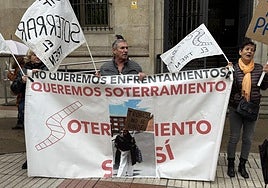 Concentración de la Plataforma por el Soterramiento en San Andrés frente a la subdelegación del Gobierno en León.