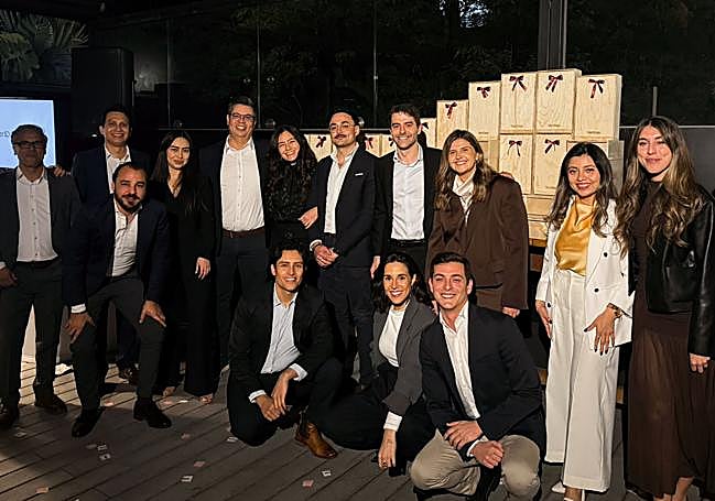 Pablo Herreras, junto a compañeros de trabajo.