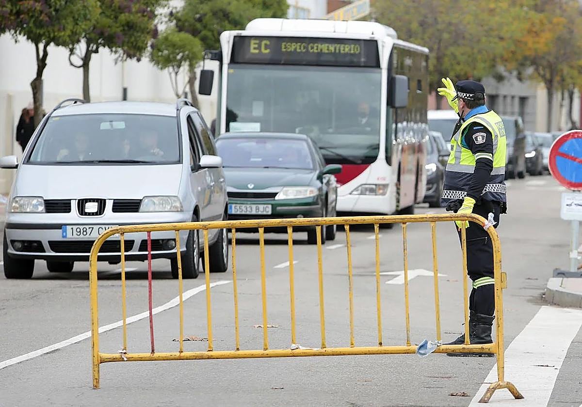 Acceso al cementerio de León por Todos los Santos en 2022.