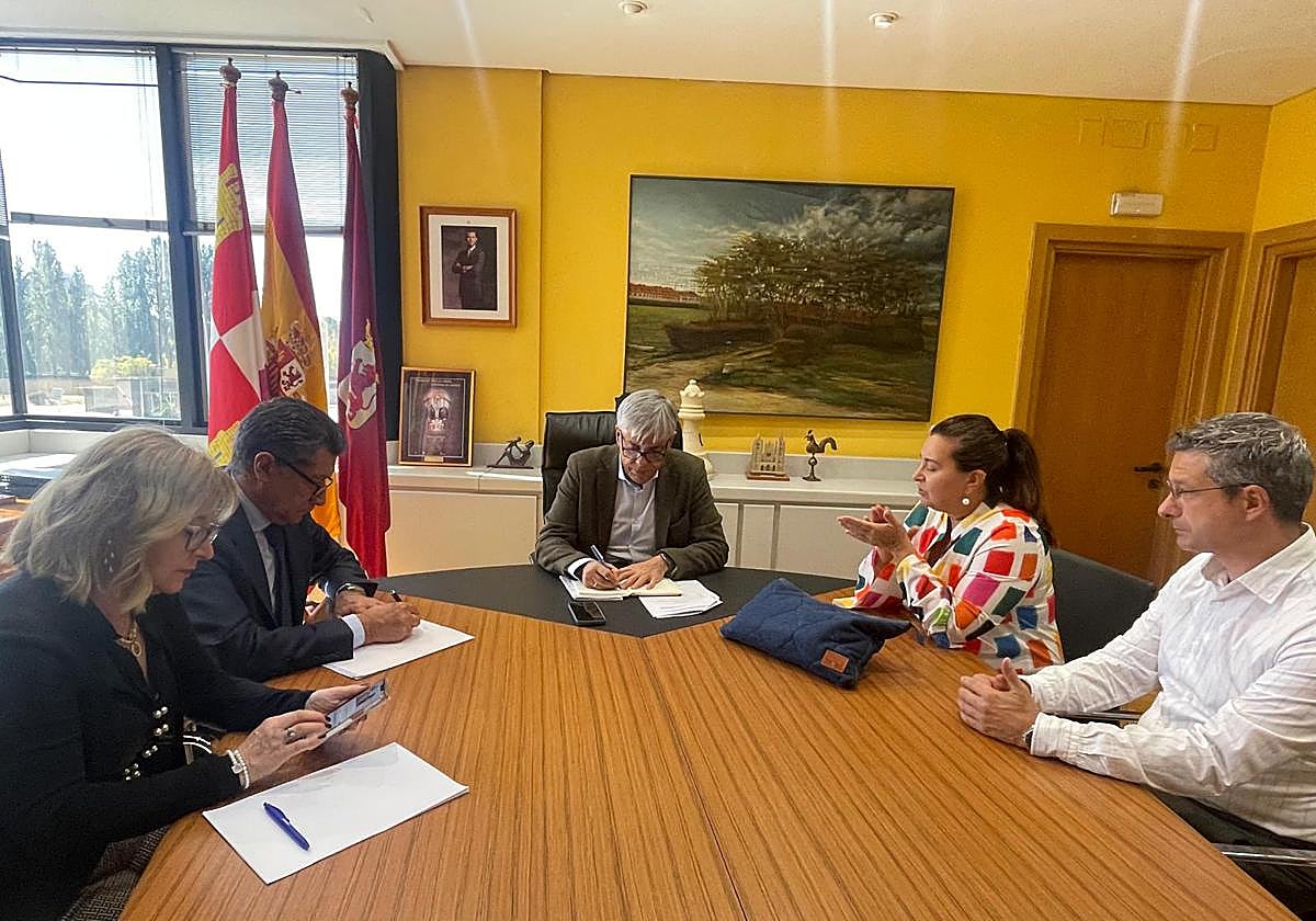 Imagen de una de las reuniones, con el ayuntamiento de Ardón, del delegado de la Junta en León.