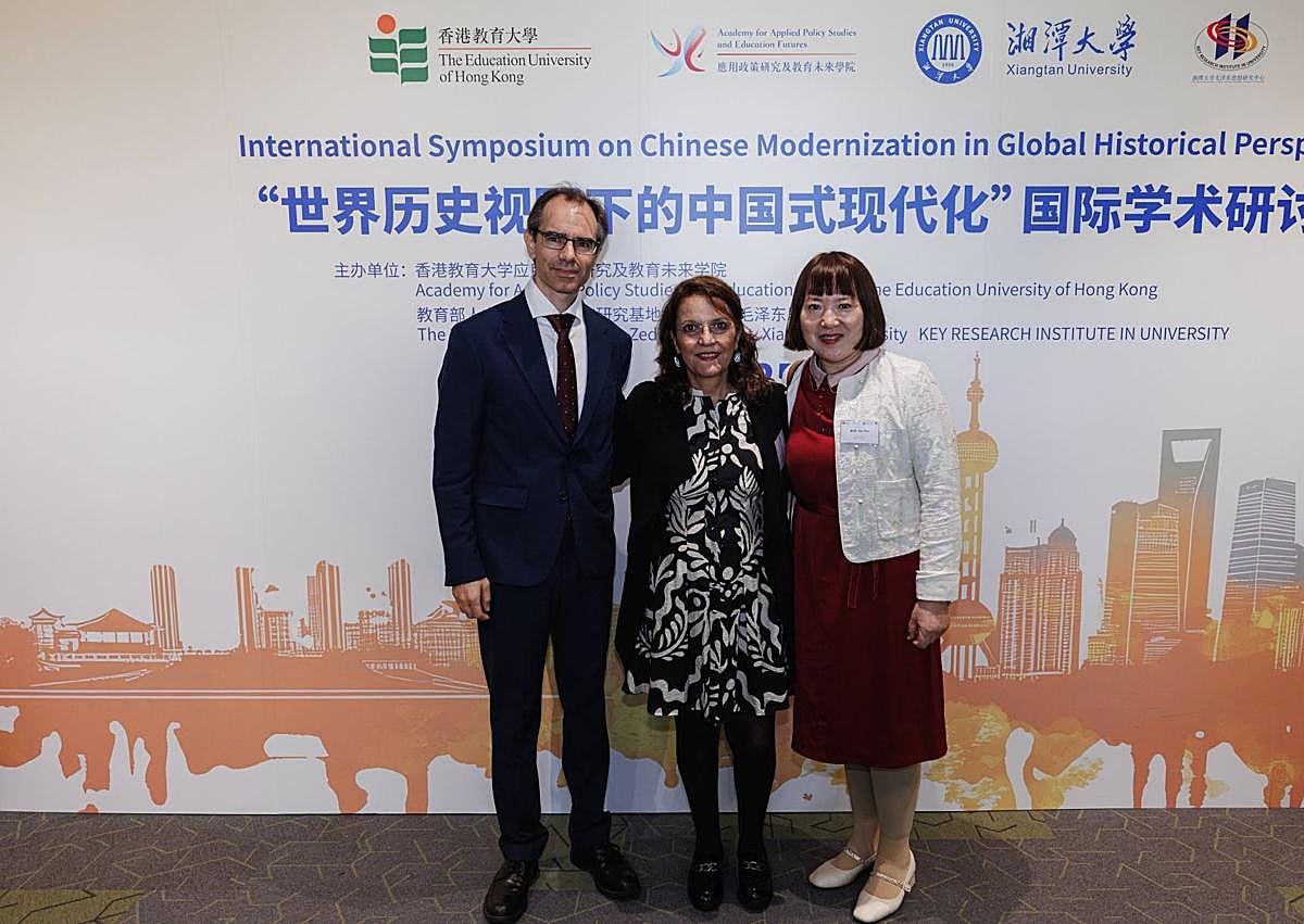 Imagen secundaria 1 - Un profesor de León viaje a China para hablar sobre la modernización del país