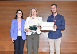 Marta Martínez, en el centro de la imagen, recogiendo el reconocimiento.