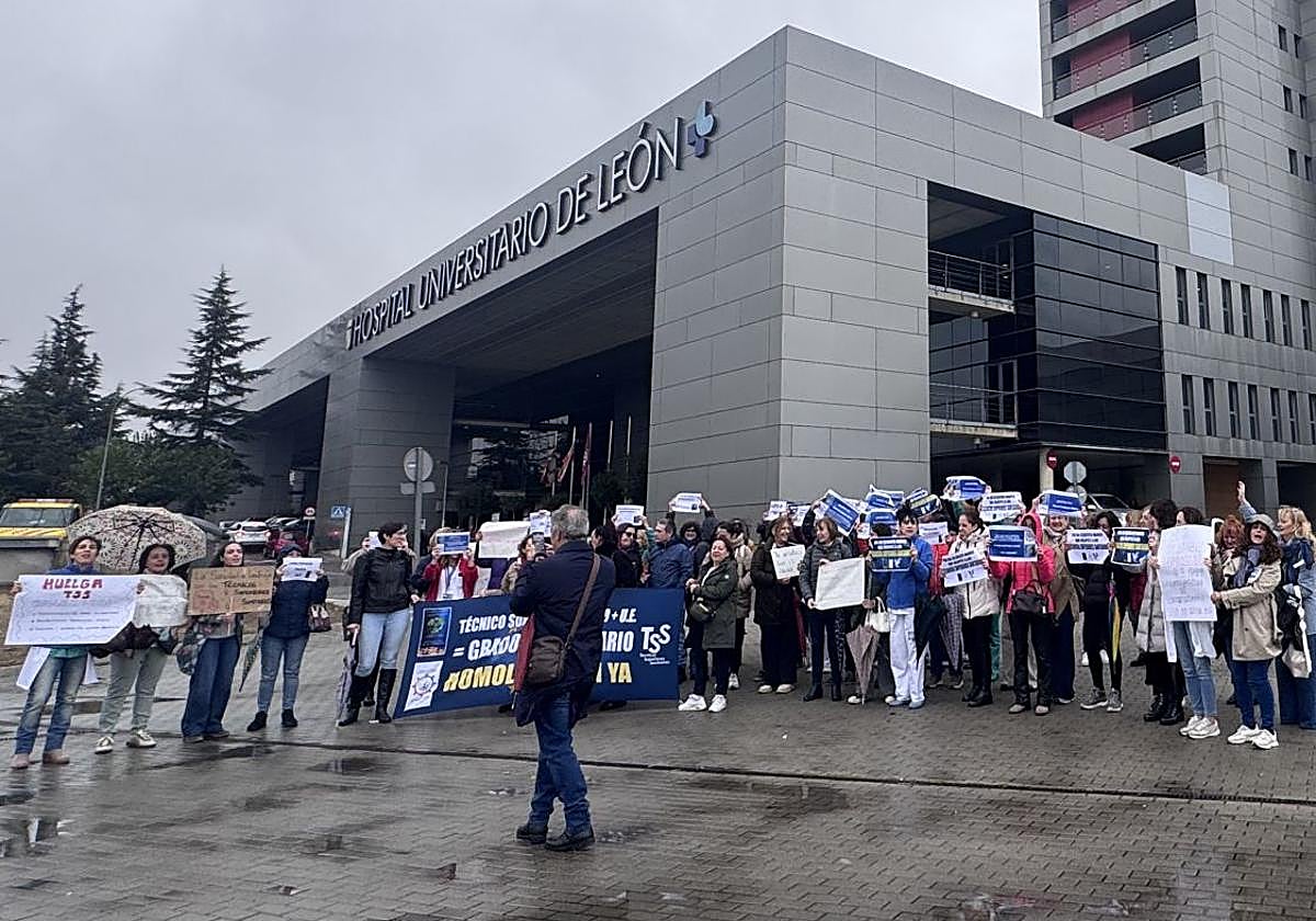 Concentración de los técnicos superiores sanitarios el pasado viernes en el Hospital de León.