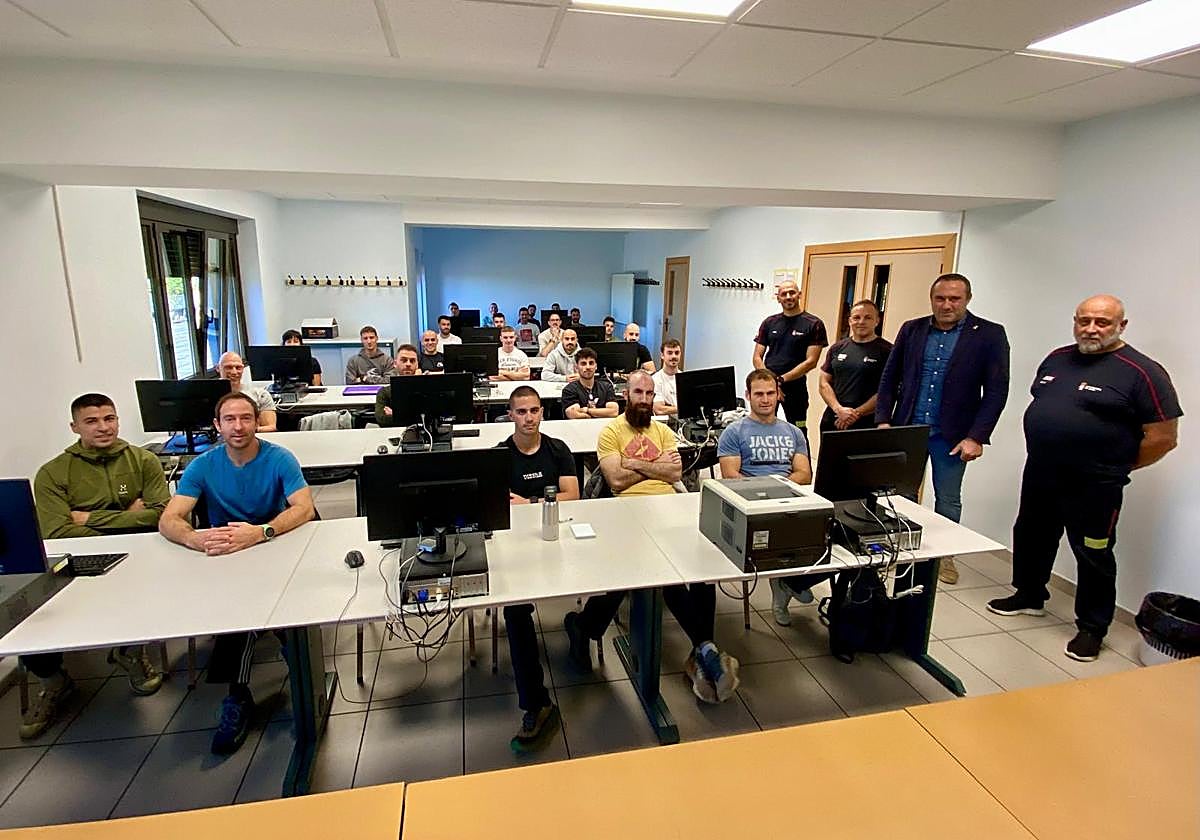 Los bomberos que superaron la última oposición de la Diputación comienzan su formación
