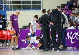 Varias personas tratan de secar las goteras del pasado sábado en el Polideportivo Pisuerga de Valladolid.