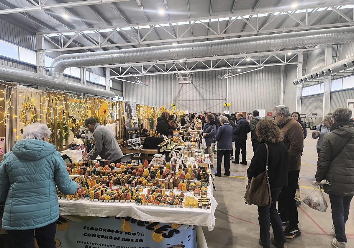 Visitantes en Apiastur, la feria de productos apícolas de Astorga
