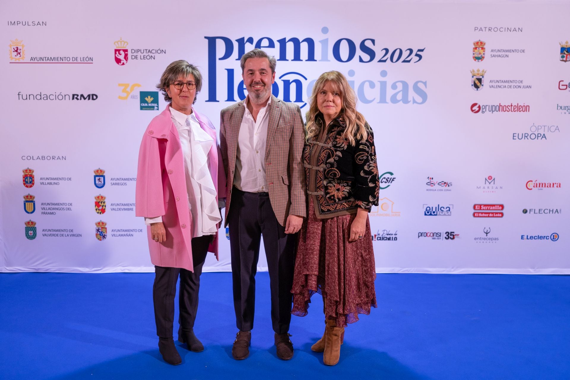 Charo López, de leonoticias, Roberto Fidalgo y Pilar Fernández, de A&M Gráficas.