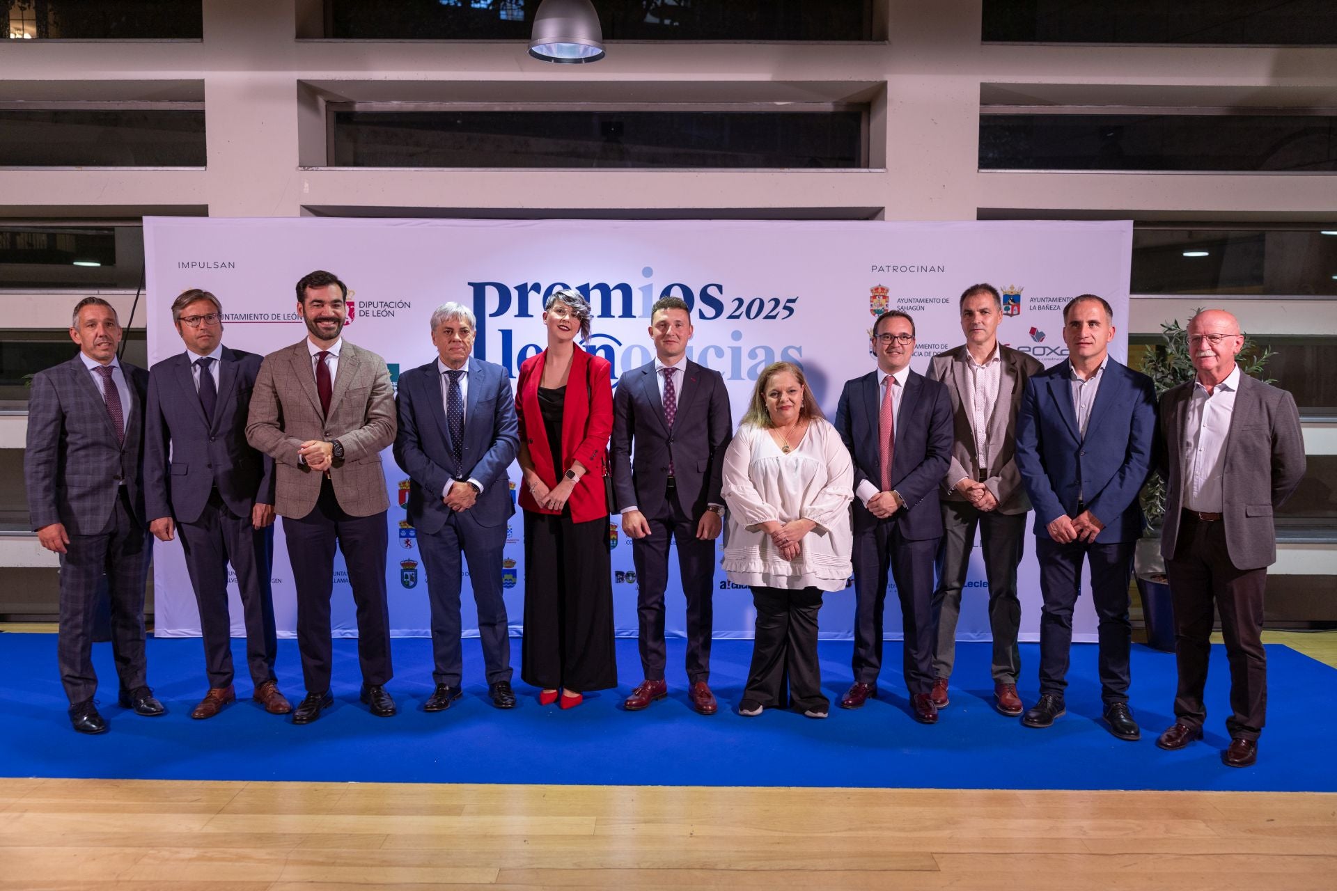 Integrantes del PP de León con Inés Santos, jefa de redacción de leonoticias, en el centro de la imagen.