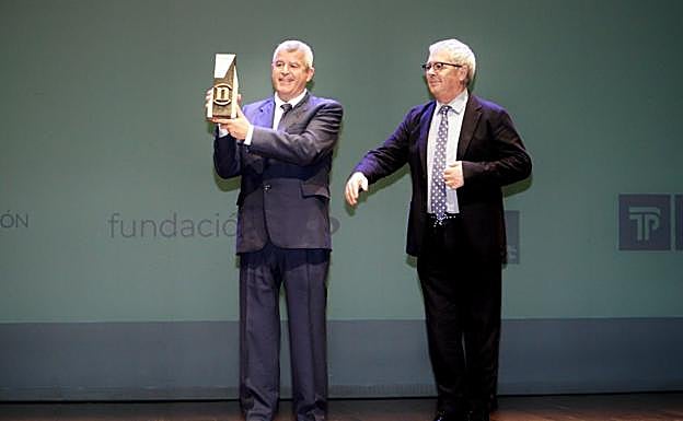 Embutidos Ezequiel recibiendo el premio empresarial Leonoticias 2025