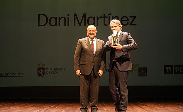 Jesús Marcos recoge el premio de Dani Martínez en la categoría promoción de León
