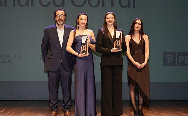 Andrea Fernández y Andrea Corral recibiendo el premio deporte Leonoticias 2025