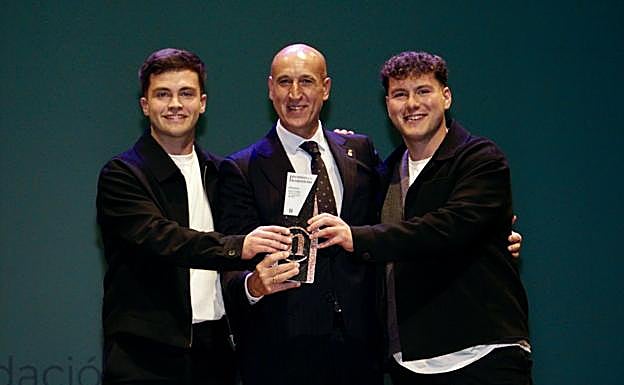 Diego Bajo y Héctor Herrero, del festival Monoloco, recibiendo el premio cultural 2025