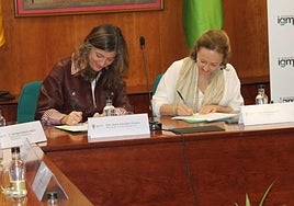 Firma del convenio entre las responsables de la ULE y CSIF.