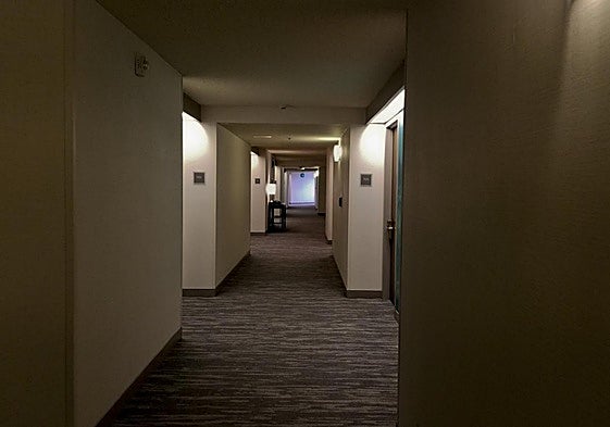 Imagen del pasillo de un hotel.