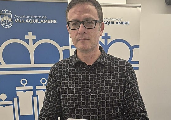 El concejal del área con una de las encuestas.