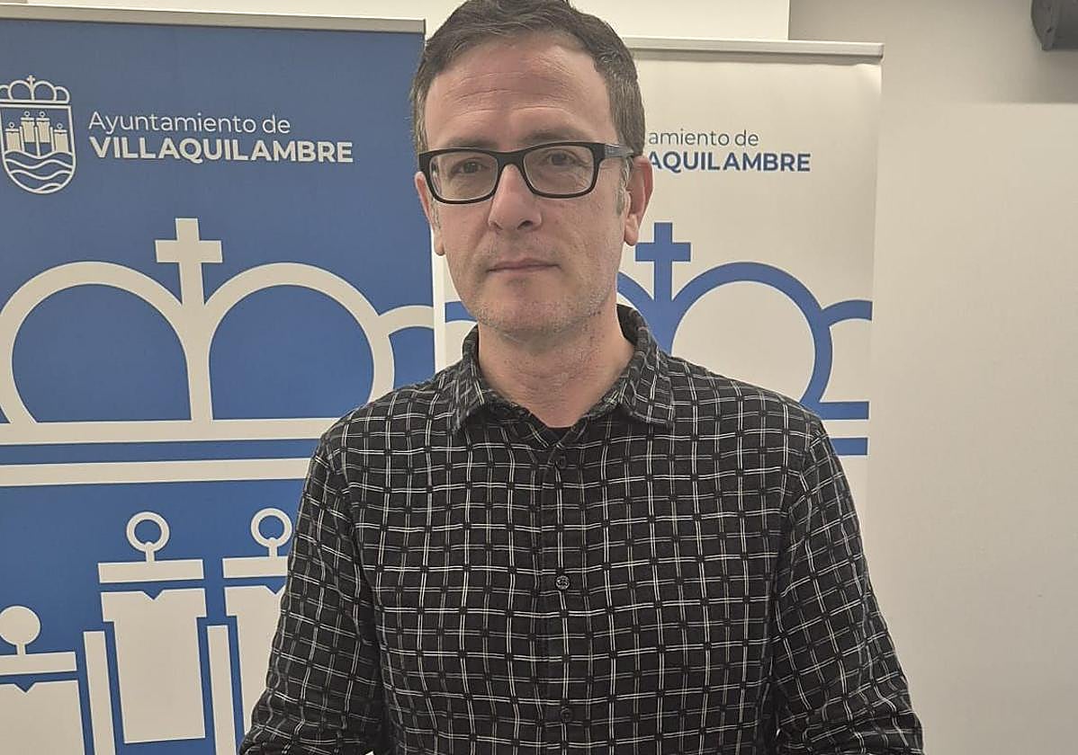 El concejal del área con una de las encuestas.