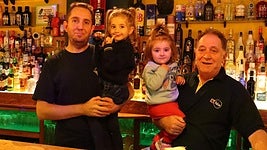 Imagen de Antonio García con su hijo y sus nietas.