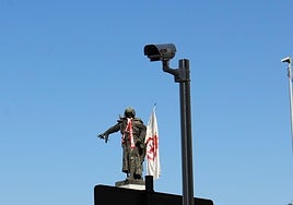 Cámara de videovigilancia en la plaza de Guzmán el Bueno.