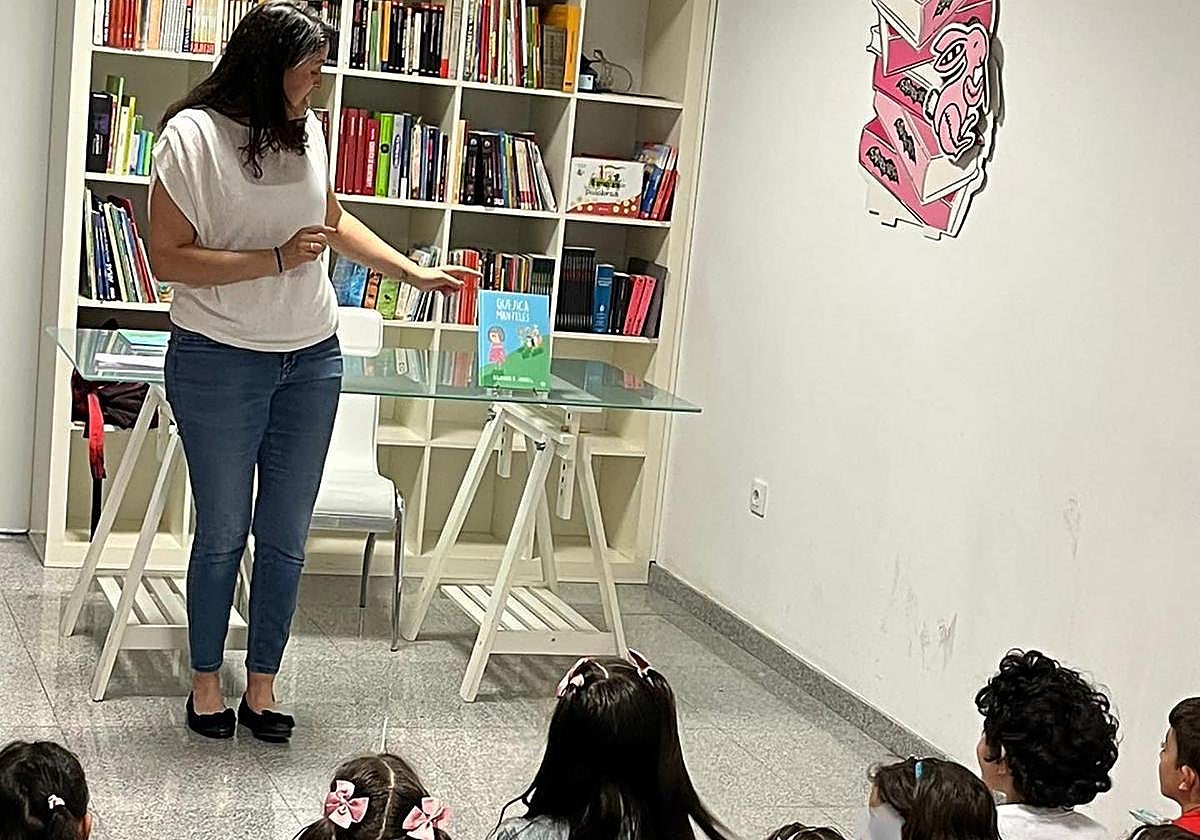 Un acto en 'El guardián de libros' con la autora Alejandra R. Sabadell en 2023.