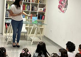 Un acto en 'El guardián de libros' con la autora Alejandra R. Sabadell en 2023.