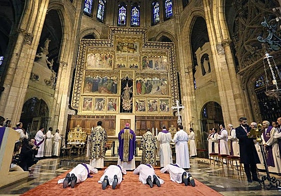 Ordenación sacerdotal en la Catedral de León.