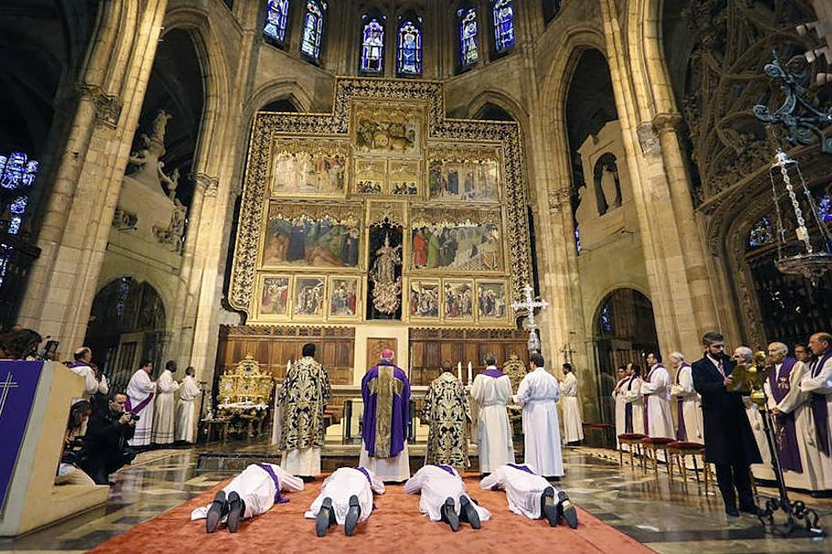 Ordenación sacerdotal en la Catedral de León.