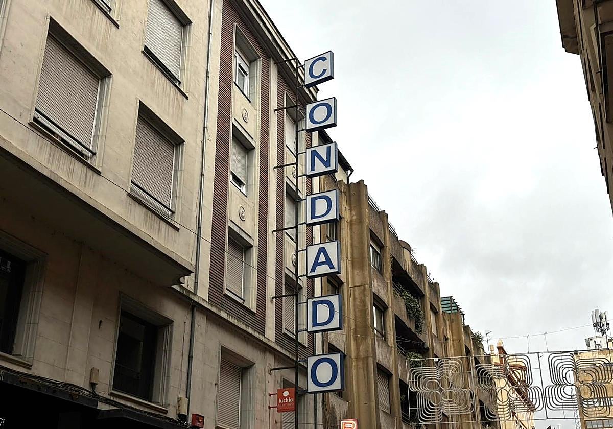 La fachada del bingo Condado, en los días previos a su traslado.