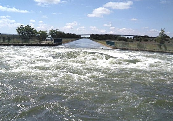Así nace el Canal del Páramo Bajo en León.