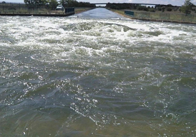 Así nace el Canal del Páramo Bajo en León.