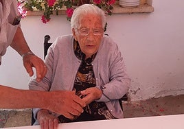 Imagen de Teresa Fernández Casado junto a su familia.