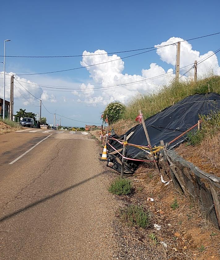 Imagen secundaria 2 - Desperfectos en diferentes puntos de la carretera.