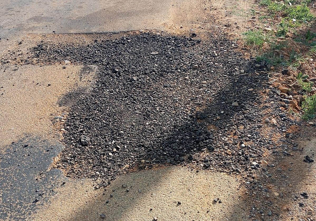 Imagen principal - Desperfectos en diferentes puntos de la carretera.