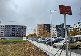 Uno de los solares que se ha vallado en la calle 8 de Marzo desde que un decreto obligara a hacerlo en 62 terrenos del barrio de La Lastra en León.