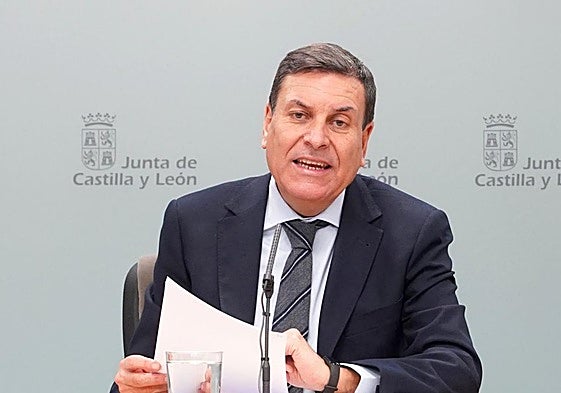 El consejero de Economía y Hacienda y portavoz, Carlos Fernández Carriedo, comparece en rueda de prensa posterior al Consejo de Gobierno.