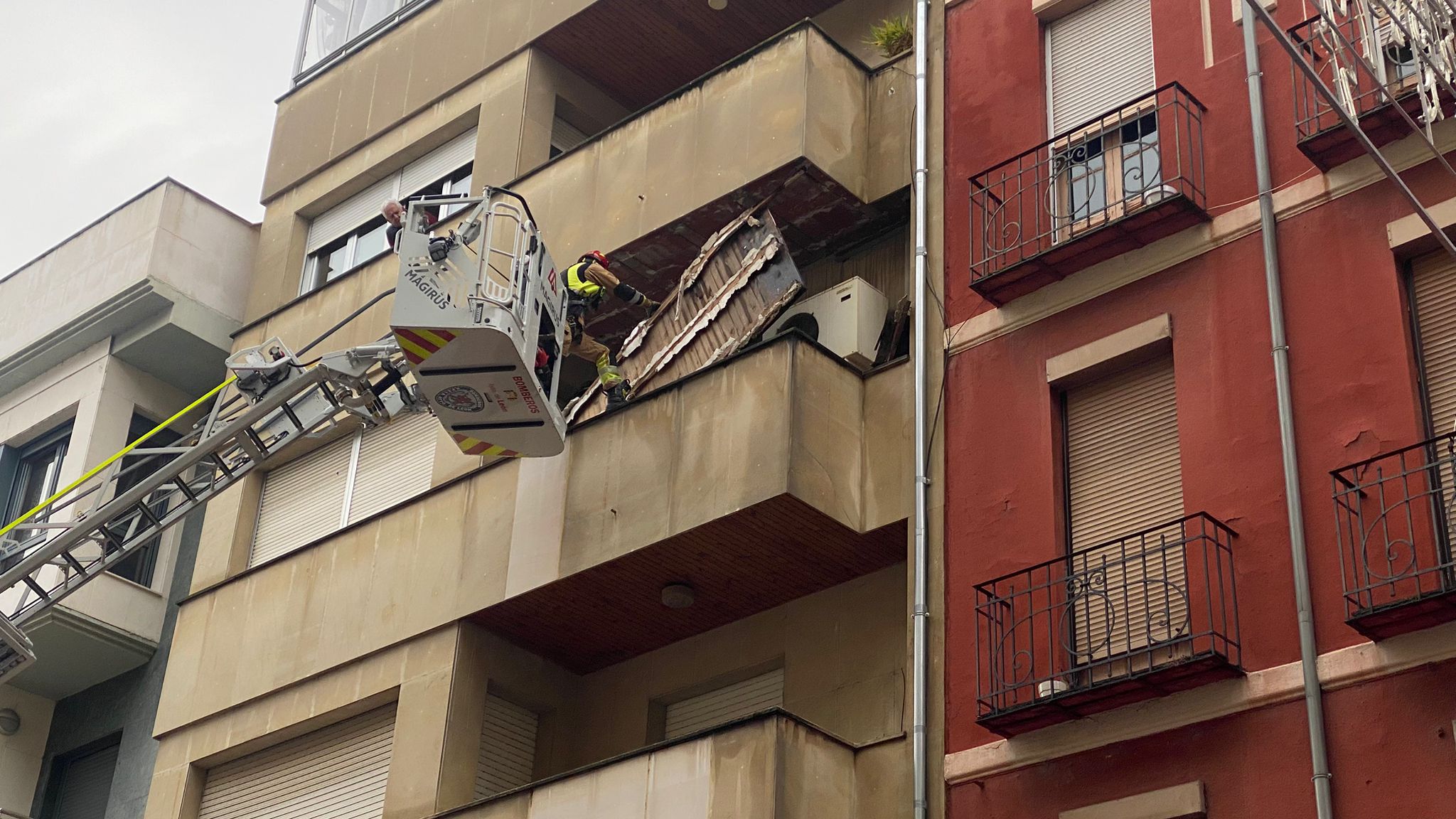 Las imágenes del desprendimiento del techo de una terraza en León