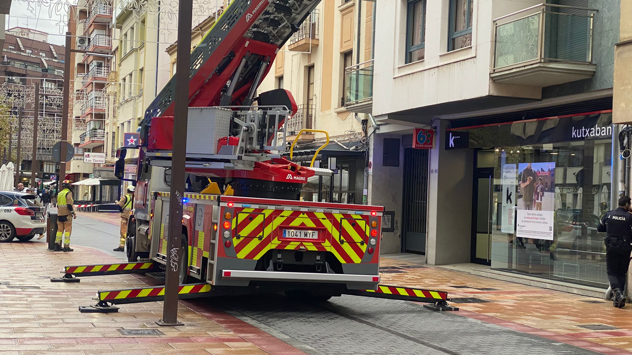 Las imágenes del desprendimiento del techo de una terraza en León
