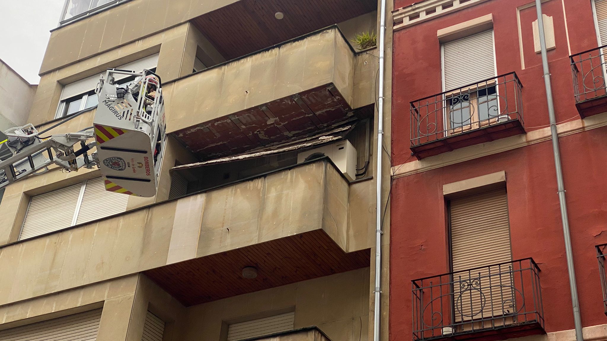 Las imágenes del desprendimiento del techo de una terraza en León