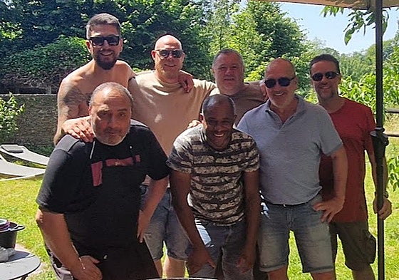 Jean Paul Gutiérrez, junto a su grupo de amigos.