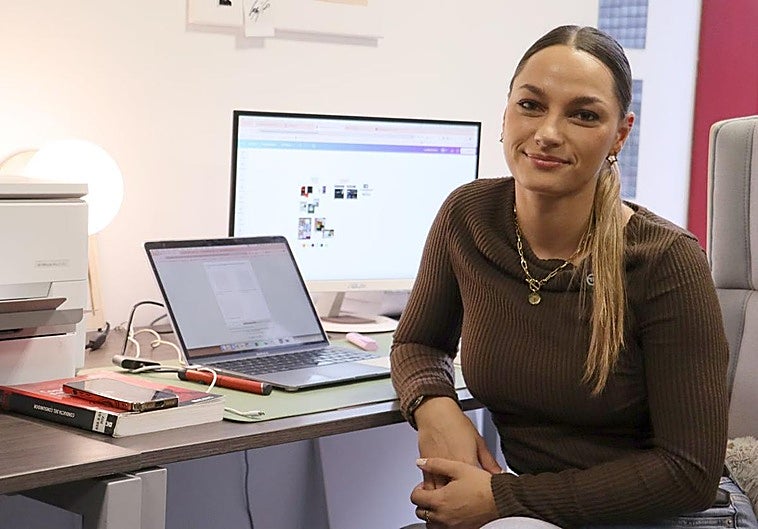 Laura González en su oficina del edificio rojo de Eras.