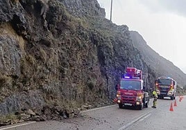 Bomberos en el lugar del desprendimiento.