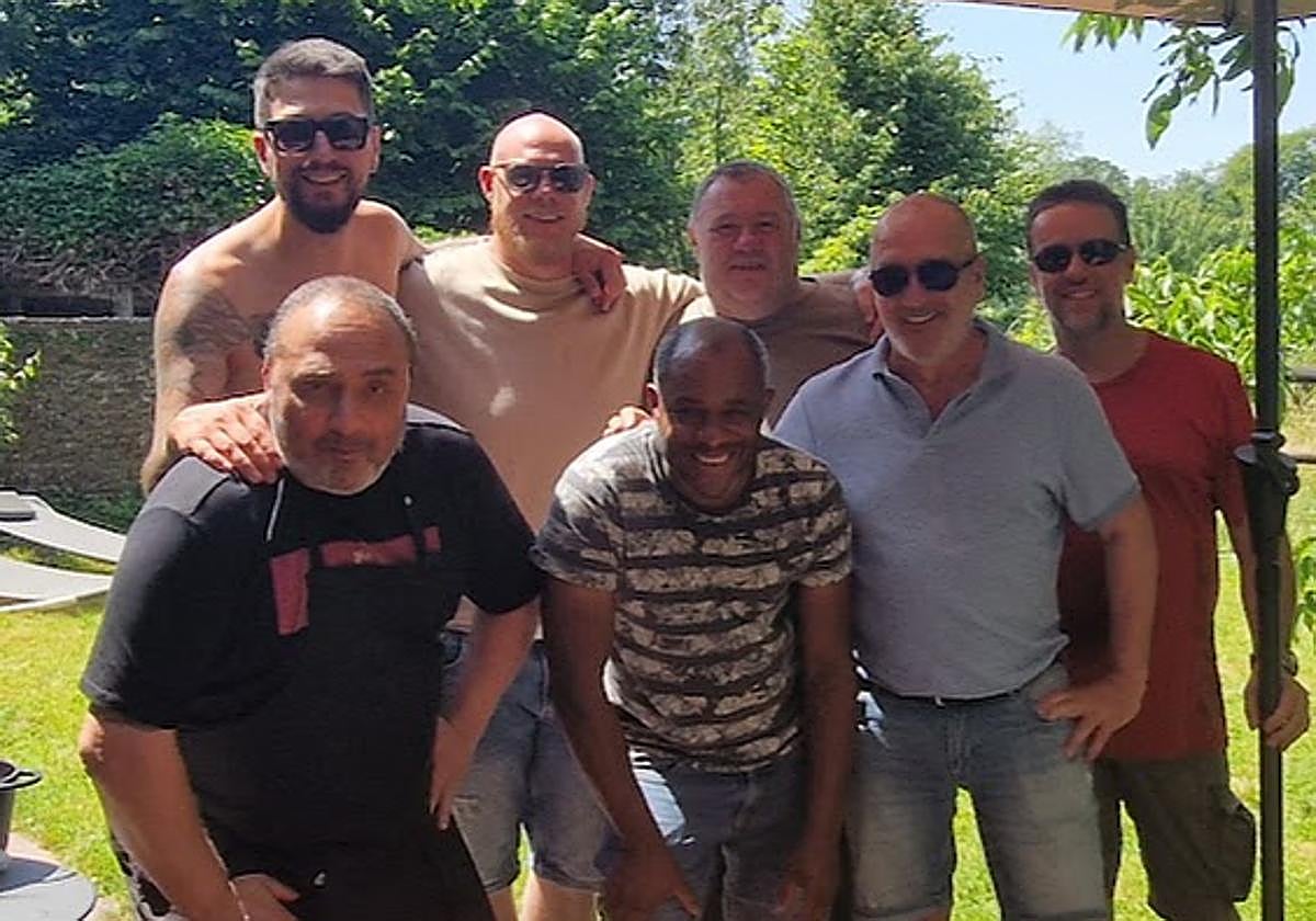 Jean Paul Gutiérrez, junto a su grupo de amigos.