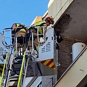 Actuación de los bomberos en la calle Batalla de Clavijo.