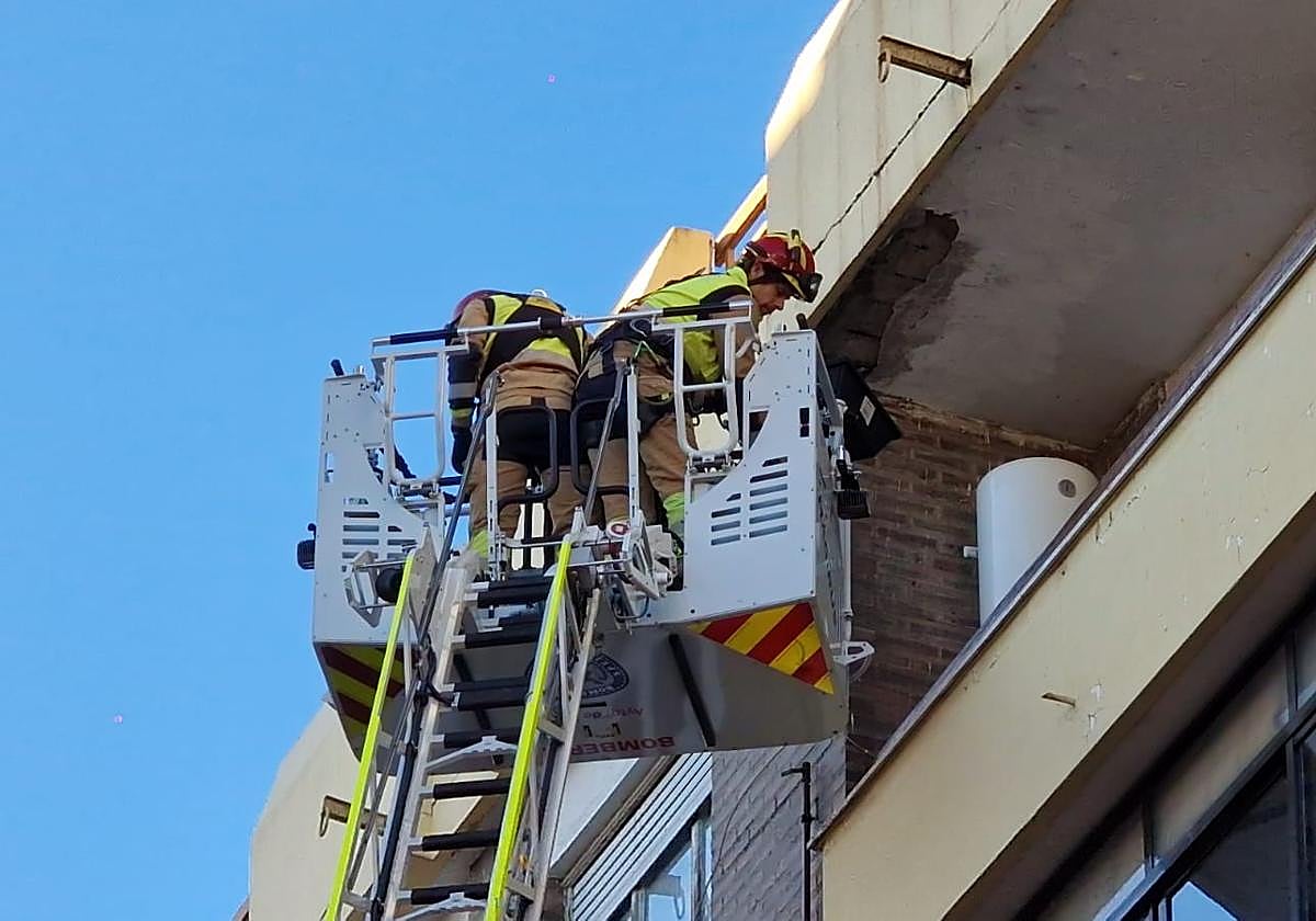 Actuación de los bomberos en la calle Batalla de Clavijo.