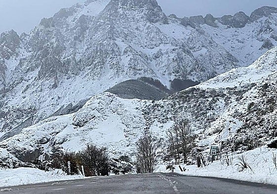 Nieve en el pico Bodón, en Valdelugueros (León) en 2022.