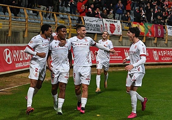Los jugadores de la Cultural celebran el 1-0 de Ribeiro.